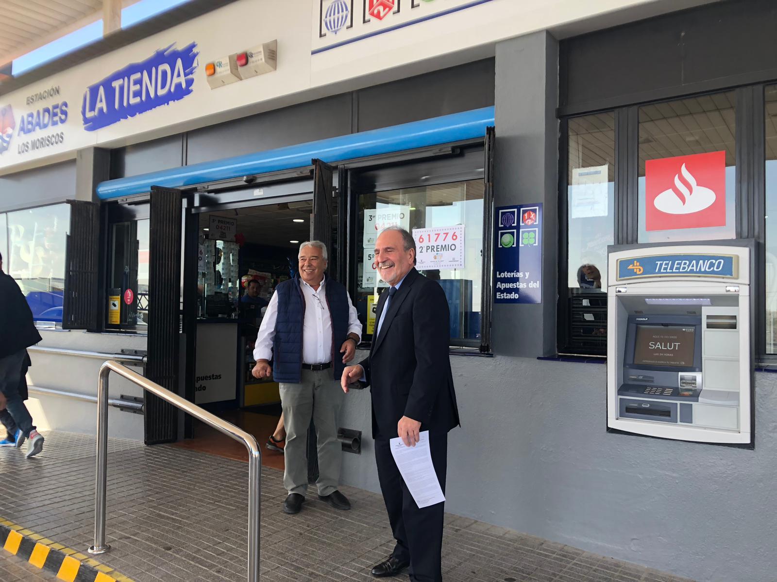 El delegado de Selae en Santa Cruz de Tenerife, Luis de Montis, deja el número en la gasolinera La Chasnera / DA