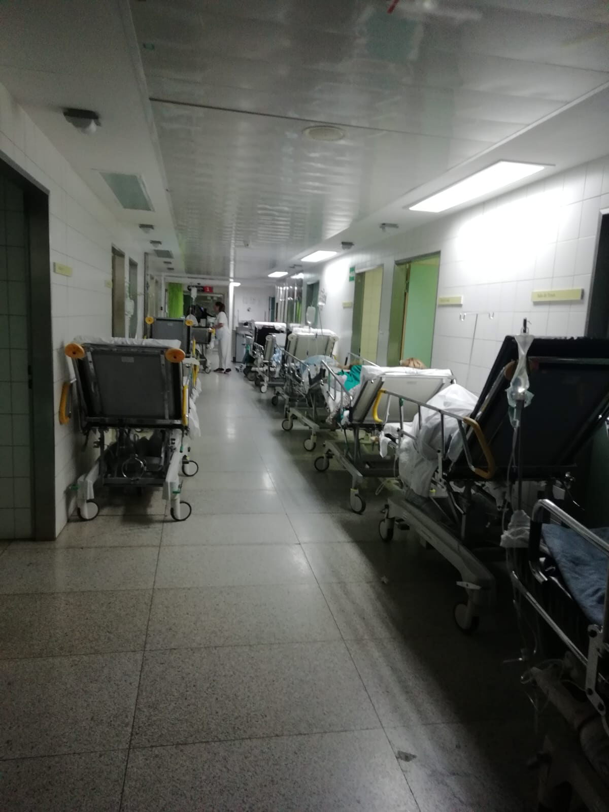 Imagen de estos días de uno de los pasillos de los servicios de Urgencias del Hospital Universitario de Canarias en los que se acumulan las camillas. DA