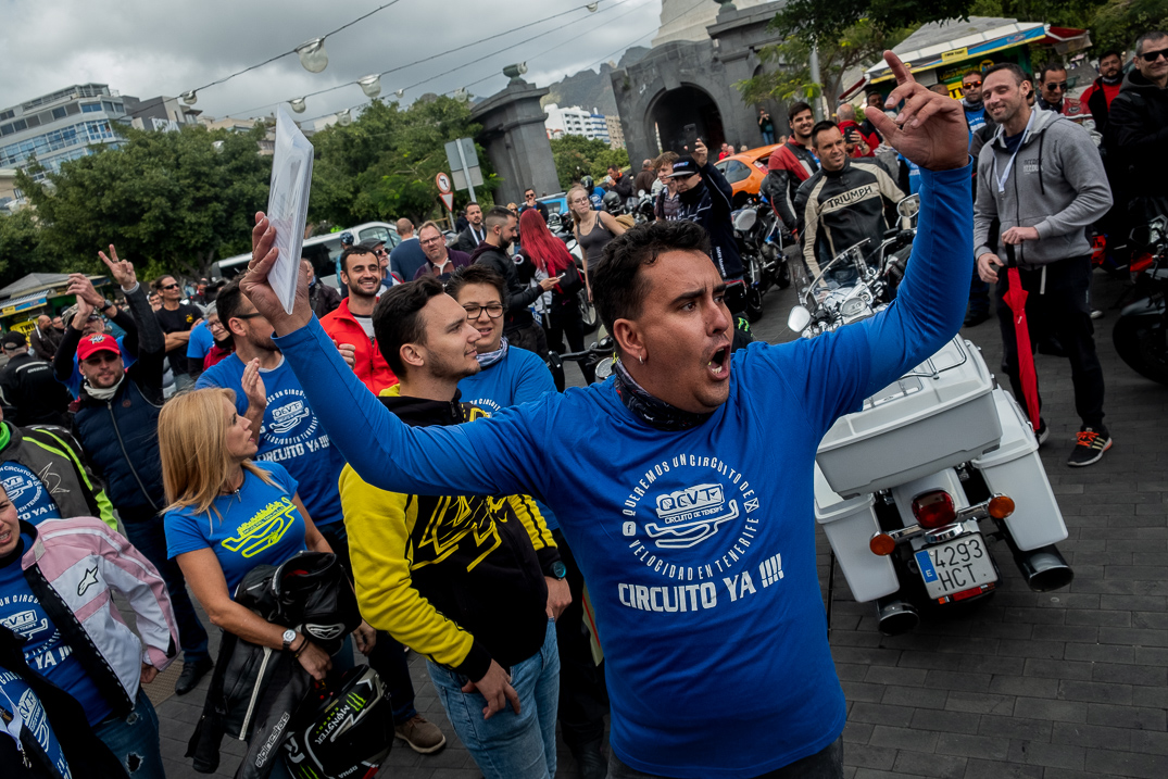 Concentración a las puertas del Cabildo de Tenerife de aficionados y amantes del motor exigiendo el Circuito Insular del Motor / Foto: Fran Pallero