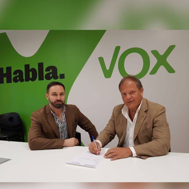 A la izquierda, el presidente nacional de Vox, Santiago Abascal, junto al exdiputado regional Sigfrid Soria. DA 