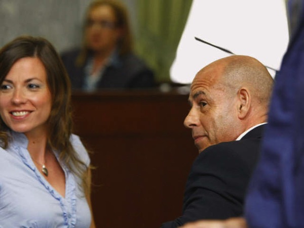 Fernando Torres Baena y su mujer, durante el juicio. / DA
