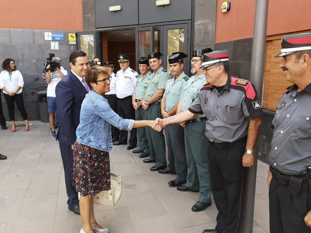 Elena Máñez y José Julián Mena saludan a los agentes durante la última Junta Local de Seguridad. DA