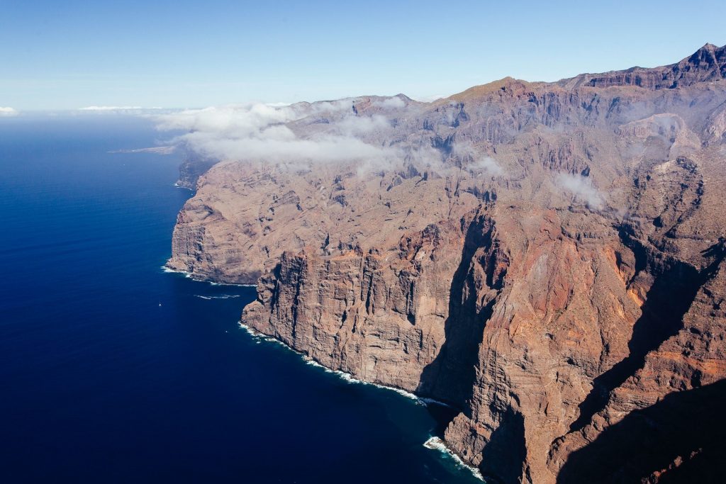 Los acantilados de Los Gigantes verán reforzada su protección medioambiental. / SERGIO VILLALVA