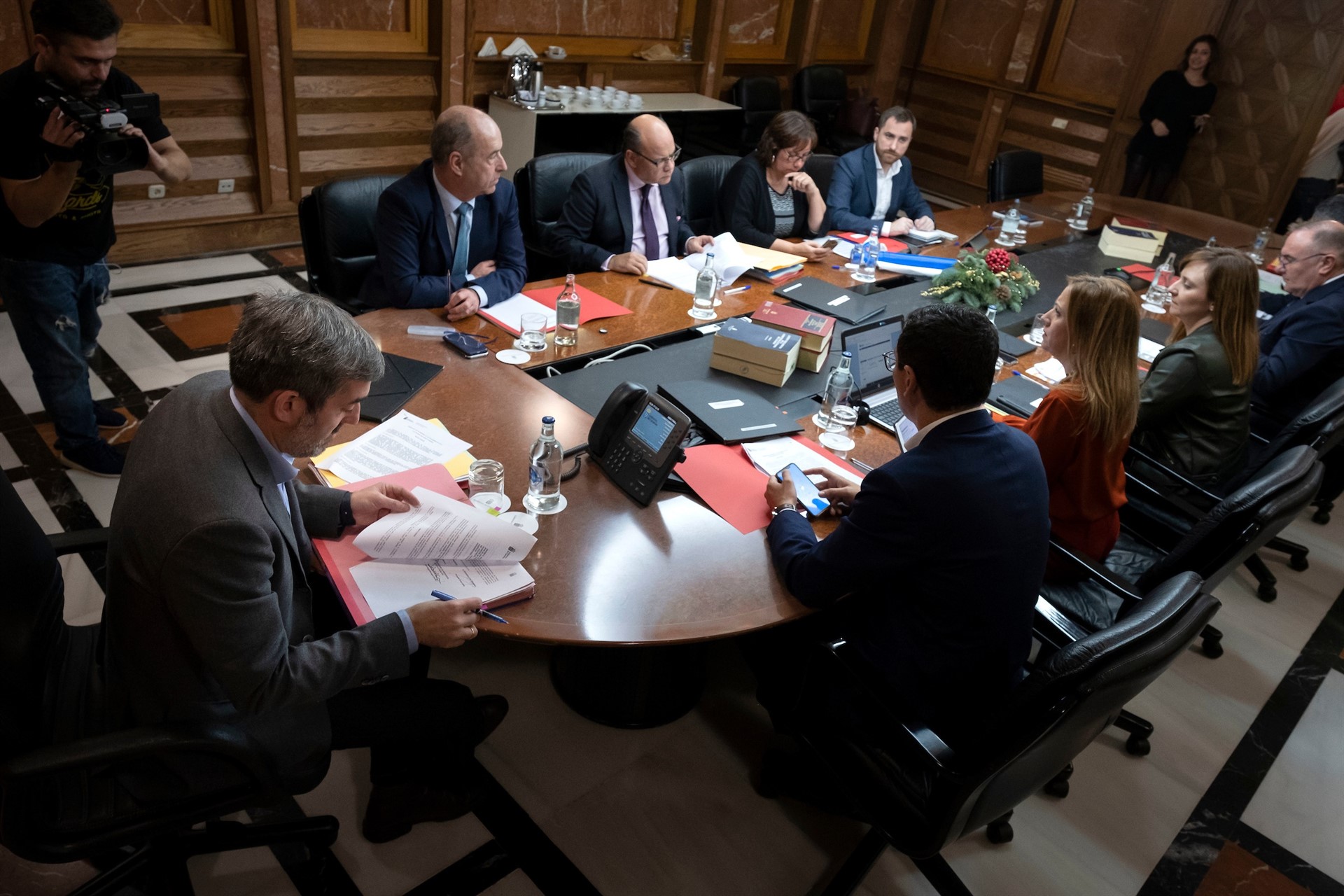 Clavijo insiste en que Sánchez interrumpa sus vacaciones para reunirse con él en Lanzarote. / EP
