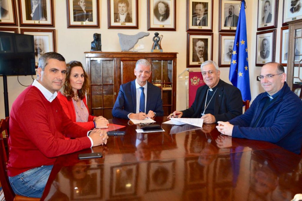 El alcalde orotavense y el obispo firmaron el convenio para la rehabilitación de las puertas de San Agustín. DA