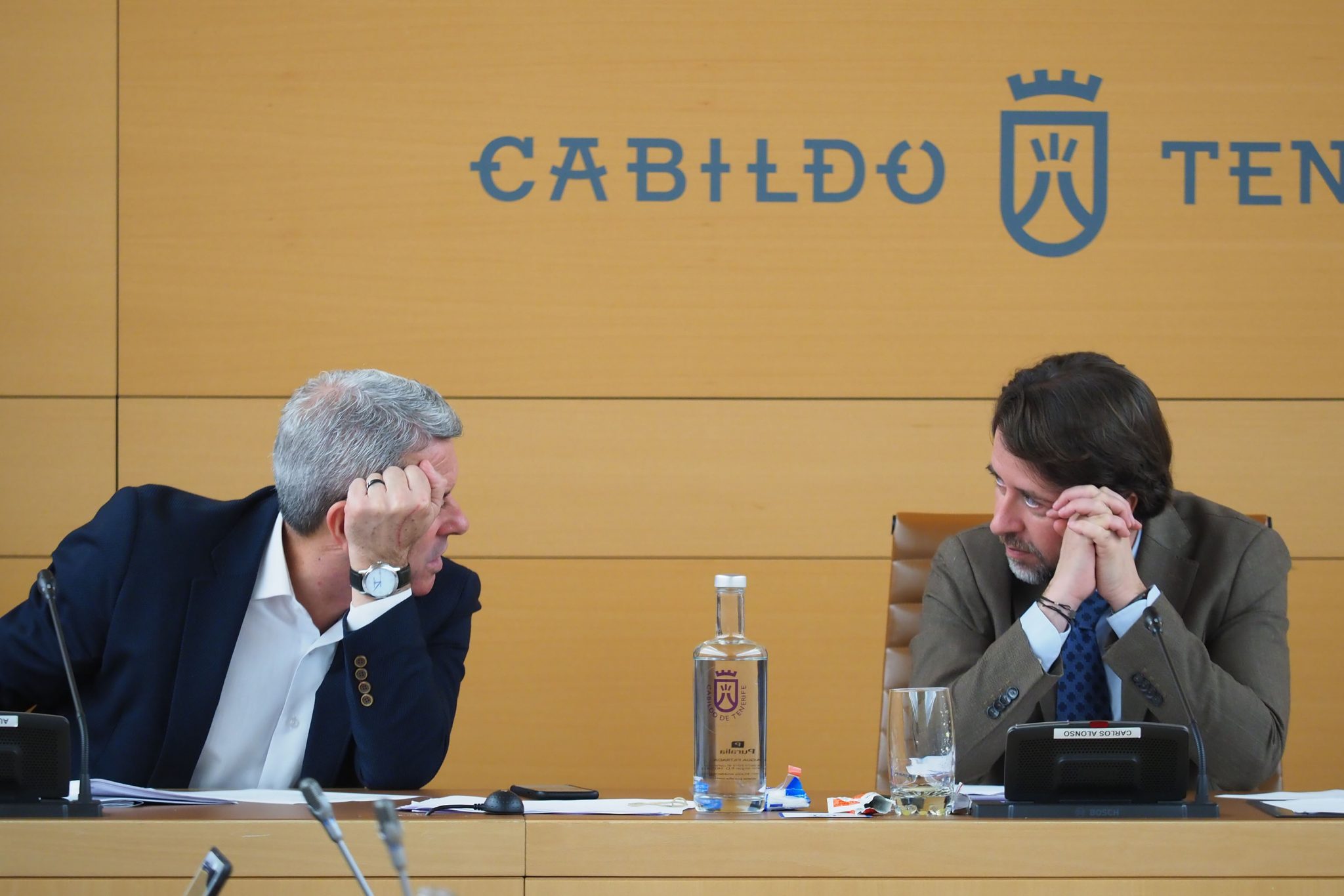 El vicepresidente del Cabildo Aurelio Abreu (PSOE) dialoga con el presidente insular, Carlos Alonso (CC). DA