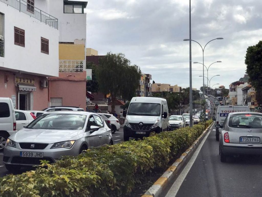 La travesía de Alcalá se ha convertido en una calle interior con atascos kilométricos todos los días. DA