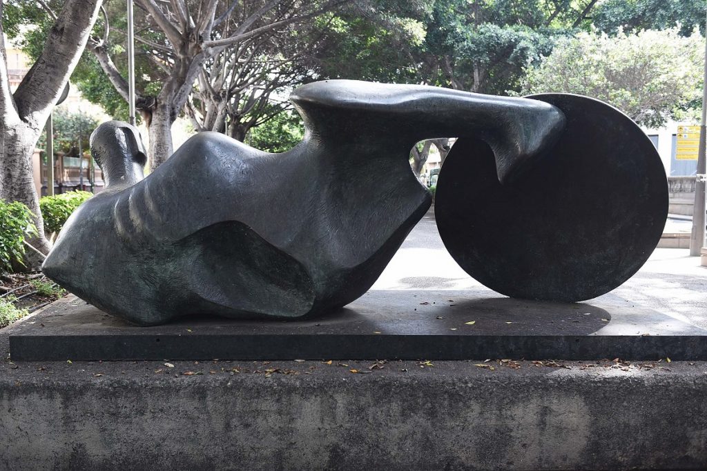El Guerrero de Goslar, de Henry Moore, es una de las piezas que formó parte de la I Exposición de Esculturas en la Calle y que el artista cedió a la ciudad / Foto: Sergio Méndez