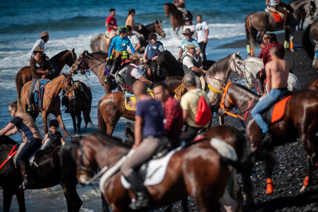La presencia de los caballos en la playa de La Enramada fue, como siempre, el momento más esperado por miles de visitantes. Fran Pallero