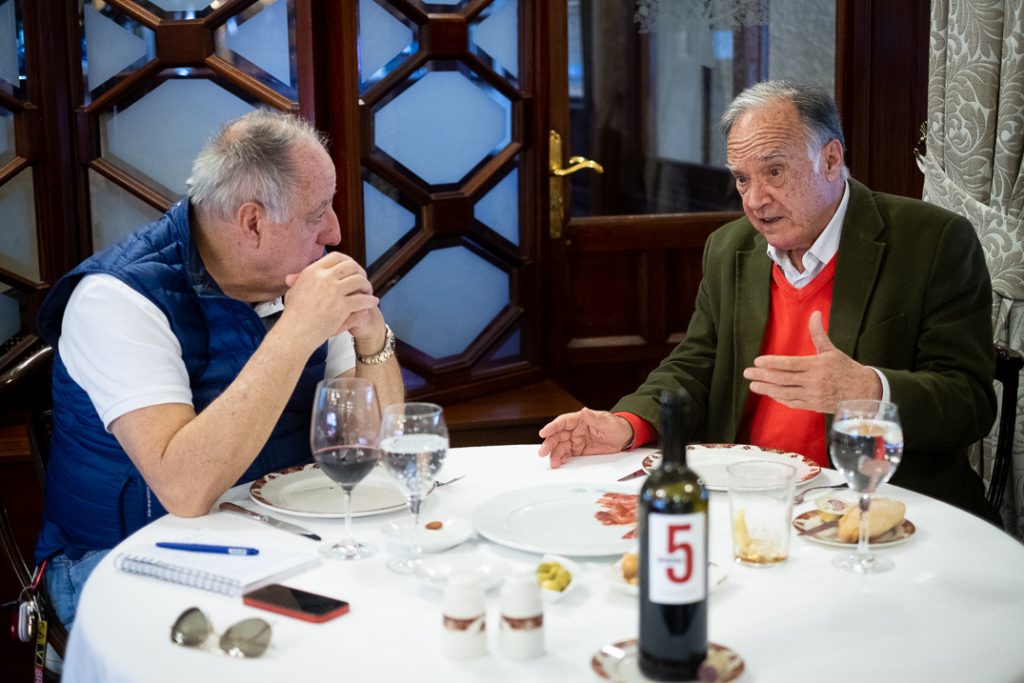 Andrés Chaves durante su charla con Julio Fajardo, escritor, músico y expolítico. | Foto: Fran Pallero