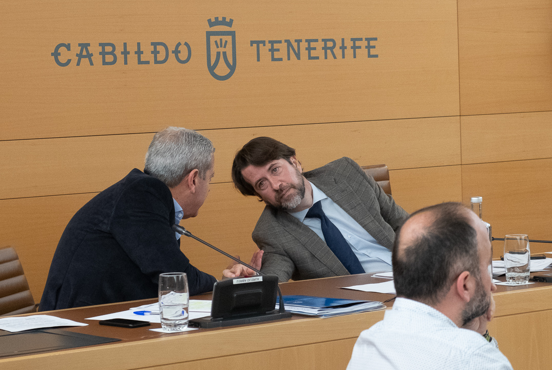  El vicepresidente, Aurelio Abreu (PSOE), a la izquierda, dialoga con el presidente del Cabildo, Carlos Alonso (CC). F. Pallero