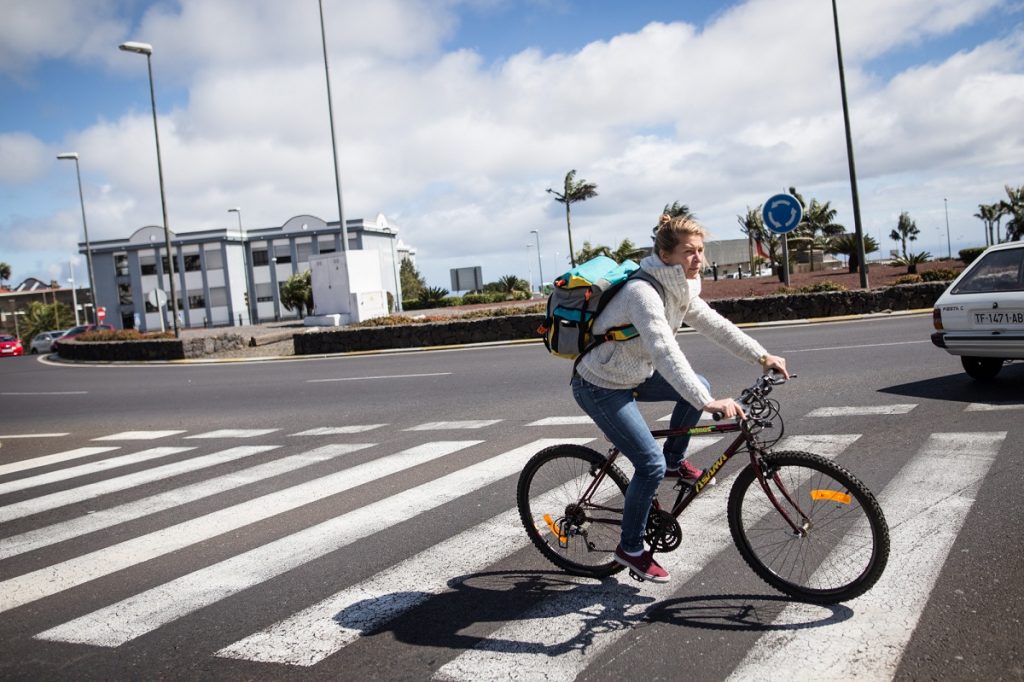 Un ciclista circula por la rotonda de Padre Anchieta, en La Laguna. DA