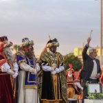 El Alcalde de Adeje junto a los Reyes Magos durante la cabalgata del municipio adejero / DA