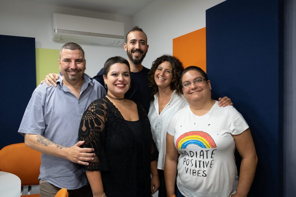 De izquierda a derecha, José Herrera, Cristina Mahelo, Enrique González, Patricia Villena y Ruth Reyes, miembros del equipo de 'Radio Himalia'. | Foto: Fran Pallero