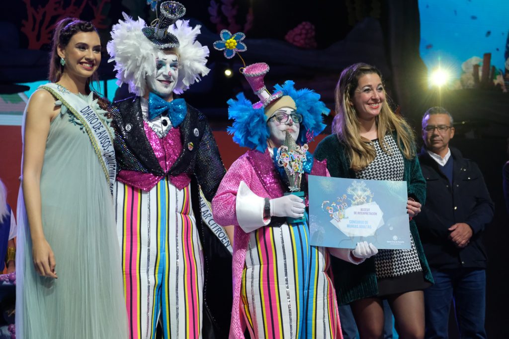 Ariadna Fregel entrega su premio a La Traviata junto a la concejal Concejala de Deportes, Educación y Juventud en el Ayuntamiento de Santa Cruz de Tenerife Verónica Meseguer / Foto: Fran Pallero