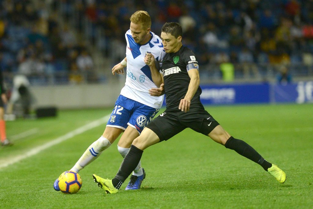 El jugador del CD Tenerife, Uros Racic, en acción ante el Málaga. /Sergio Méndez
