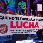 Burlonas durante su actuación en el Carnaval en esta segunda fase de murgas adultas de Santa Cruz / Sergio Méndez