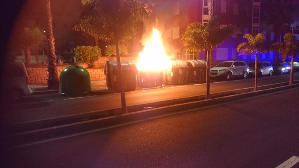 Contenedor ardiendo en La Laguna|POLICÍA LOCAL LA LAGUNA