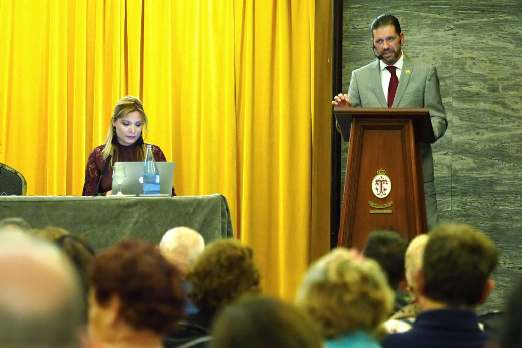 Bryan Rozman, durante su conferencia en el Casino de Santa Cruz, junto a su esposa, María Rozman, que le hizo las veces de traductora. / Sergio Méndez