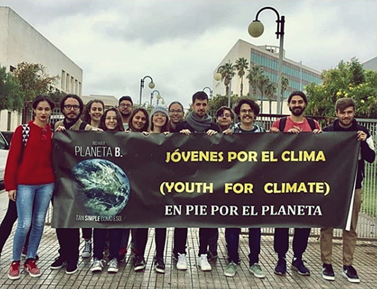 Varios miembros del colectivo Juventud por el Clima de Tenerife tras una reunión en el Campus de Guajara. DA