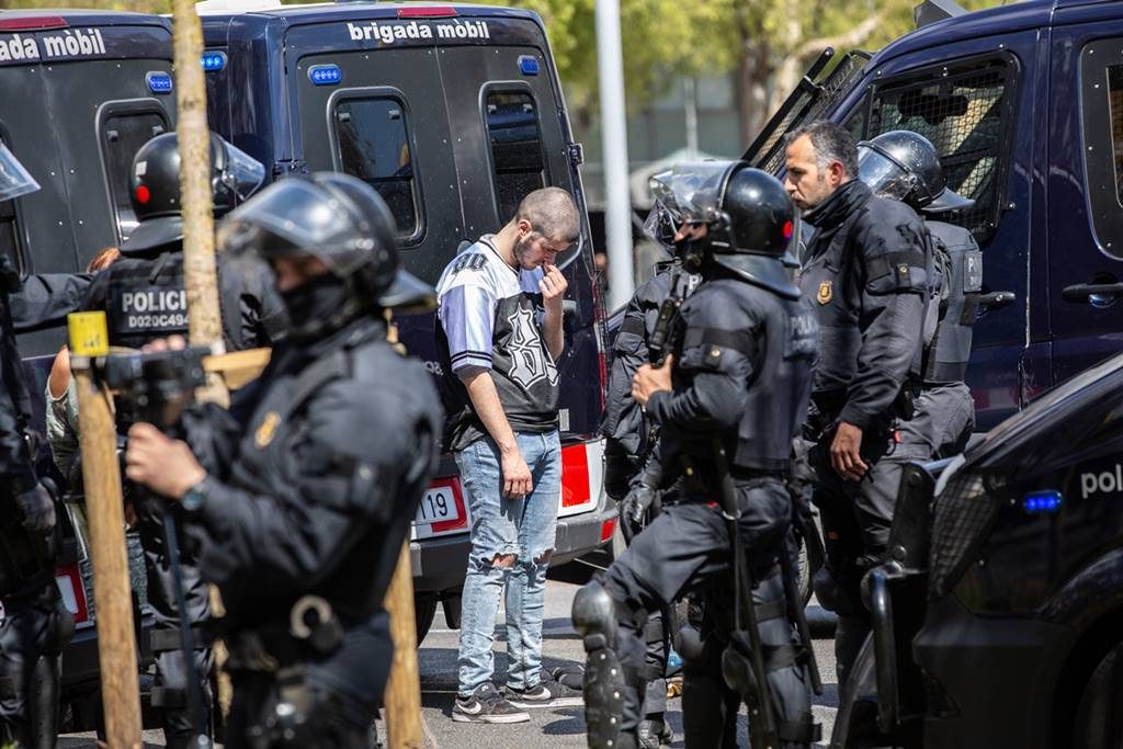 Manifestante detenido en la concentración contra el partido ultraderechista Vox en Barcelona| EUROPA PRESS
