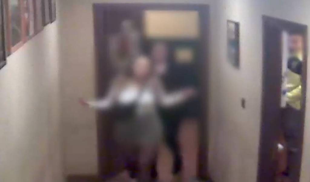 En el vídeo se observa como las dos jóvenes son intimidadas| TELECINCO