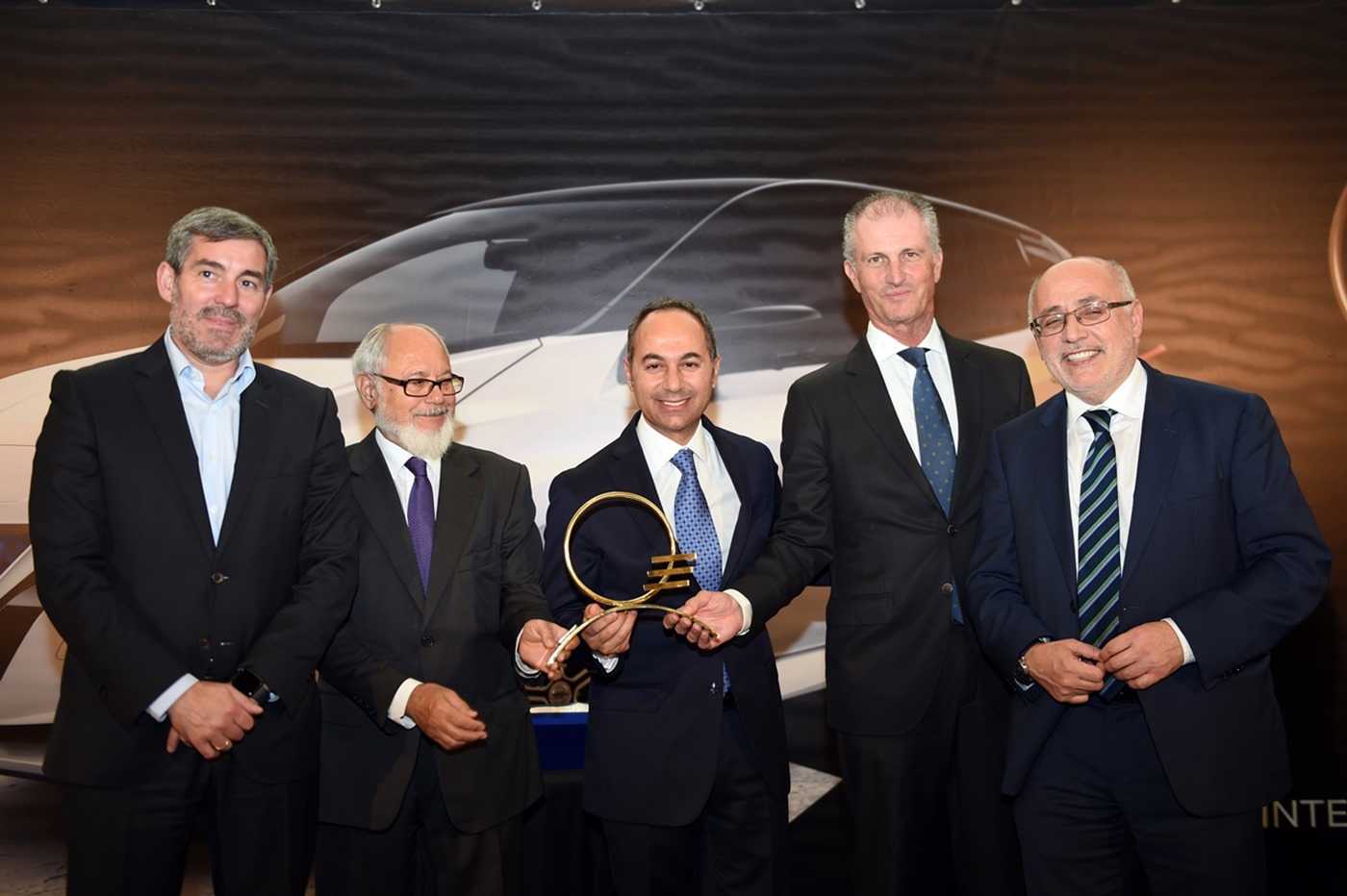 Fernando Clavijo, Andrés Izquier, Marco Toro, Fernando González y Antonio Morales durante la entrega del Premio Mejor Coche de Canarias al Nissan Leaf. | DA