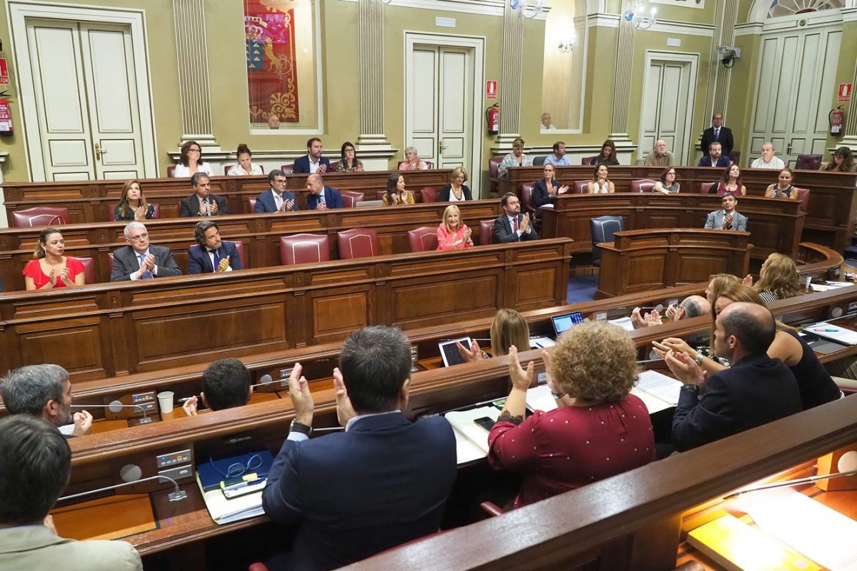 La ruptura del pacto con CC situó al PSOE al lado del PP, físicamente, en el hemiciclo del Parlamento. / FRAN PALLERO 