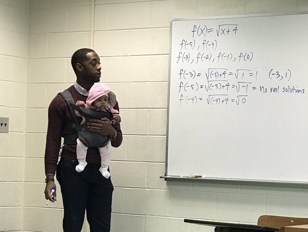 Profesor Estados Unidos cuida a bebé de un alumno| DA
