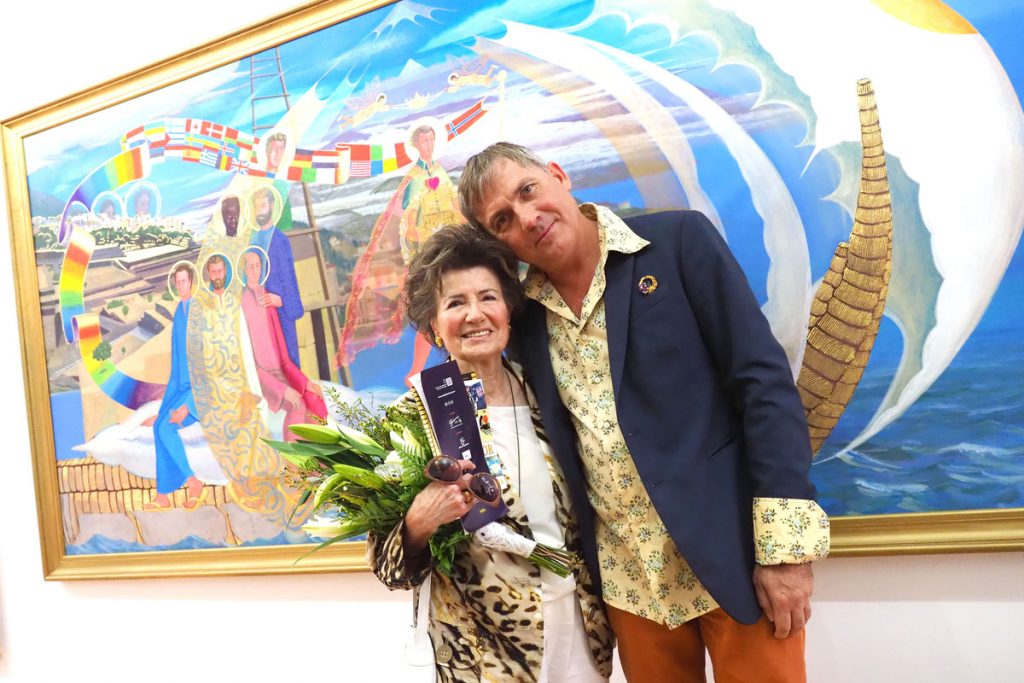 Jacqueline Beer, viuda de Heyerdahl, junto al pintor ruso Wanja Surikov / SERGIO MÉNDEZ
