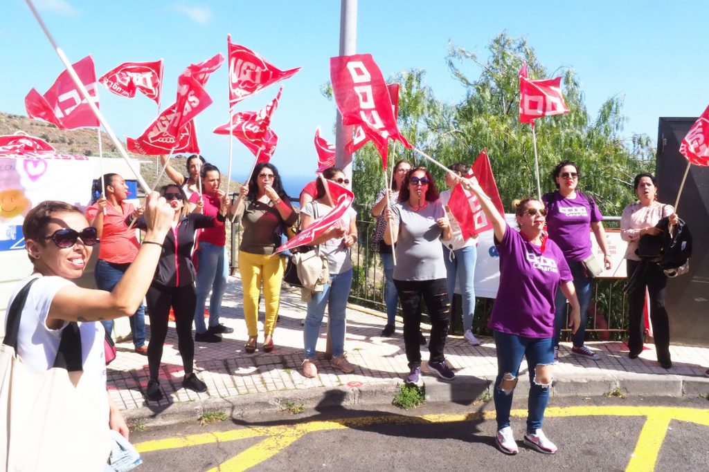 Una treintena de personas se manifestaron ante las puertas del geriátrico en Ifara. / Sergio Méndez