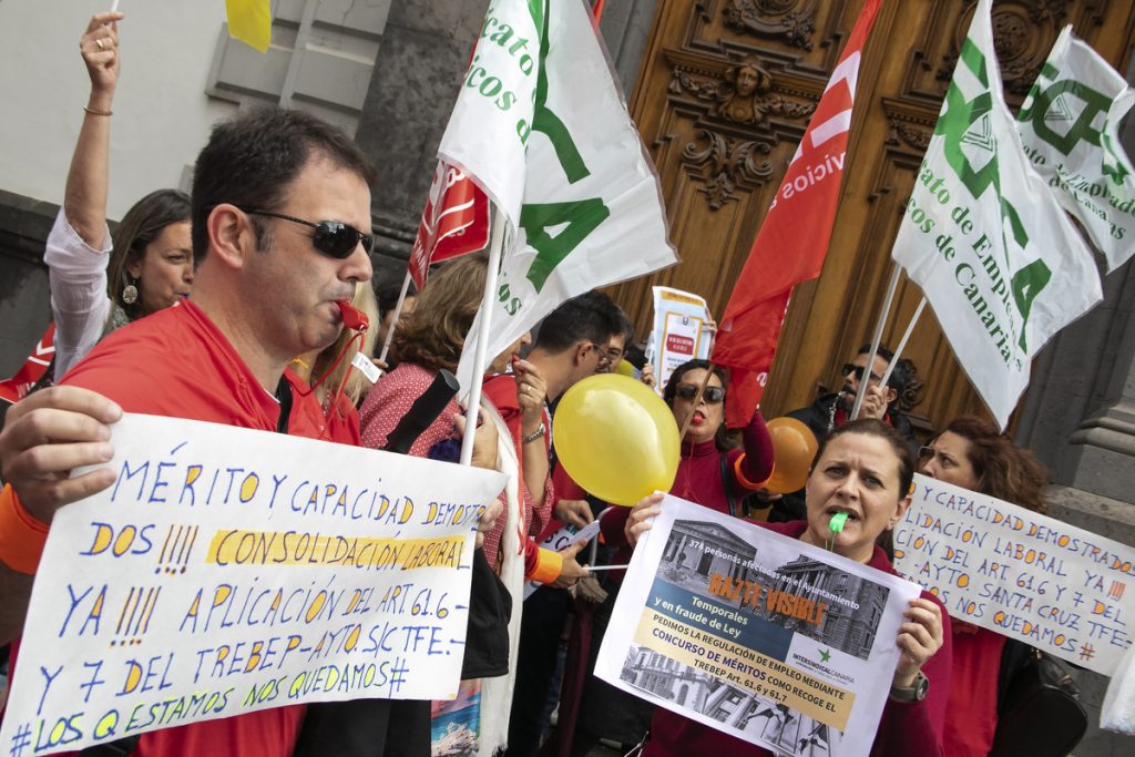 Una treintena de trabajadores se manifestaron ayer a las puertas del Ayuntamiento. / Mario González