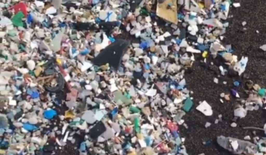 "Ni un solo río o playa a salvo: hallan microplásticos en el 100% de los entornos analizados en España"