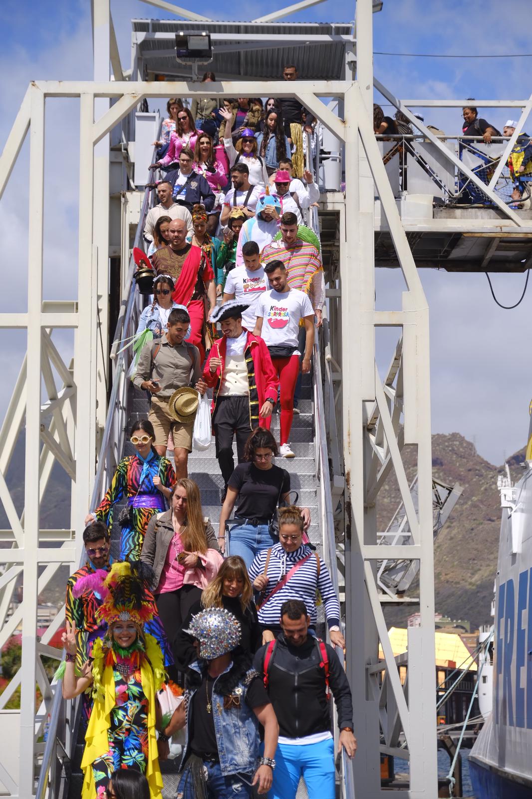 Llegada de carnavaleros a Tenerife