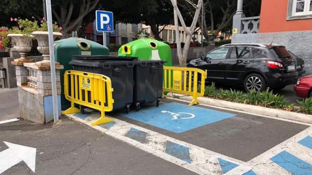 Contenedores de basura en zona de aparcamiento para personas con movilidad reducida en Güímar|FB