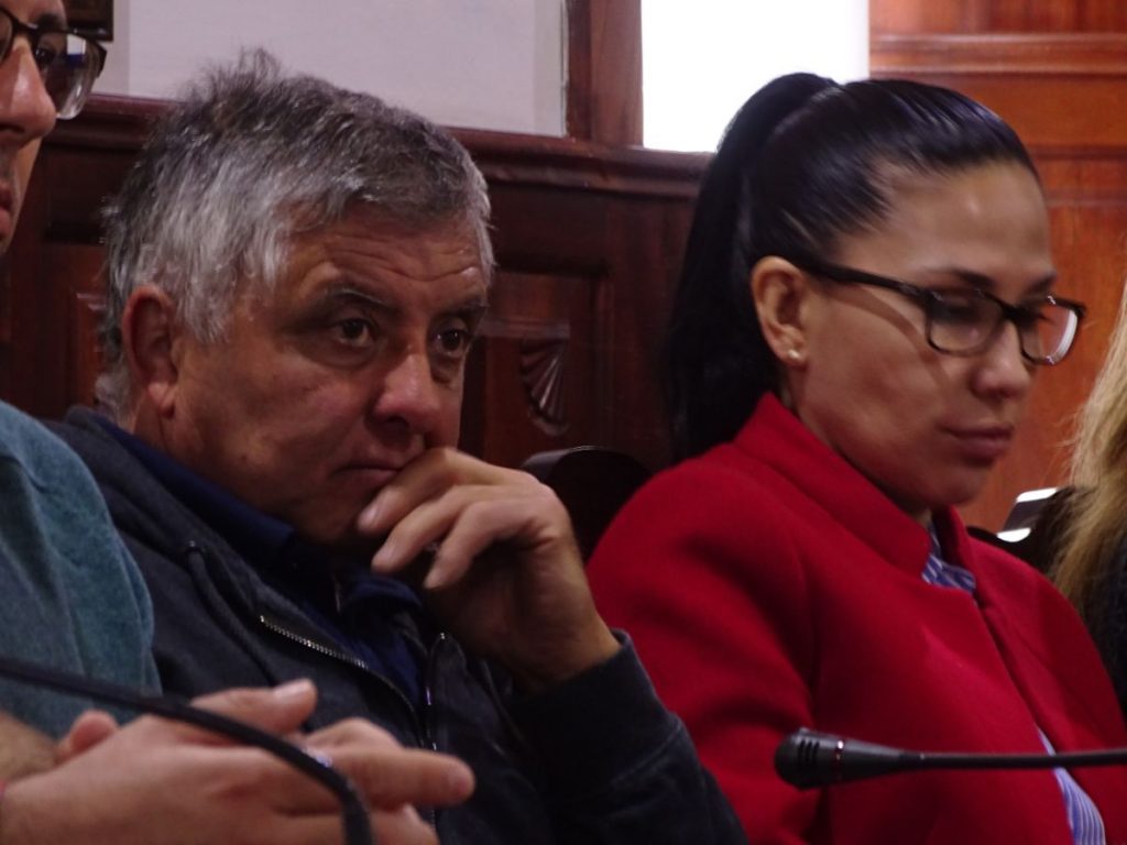 Juan Delgado, junto a Verónica Jorge (CC), en el último pleno como concejal del PP, ahora no adscrito / NORCHI