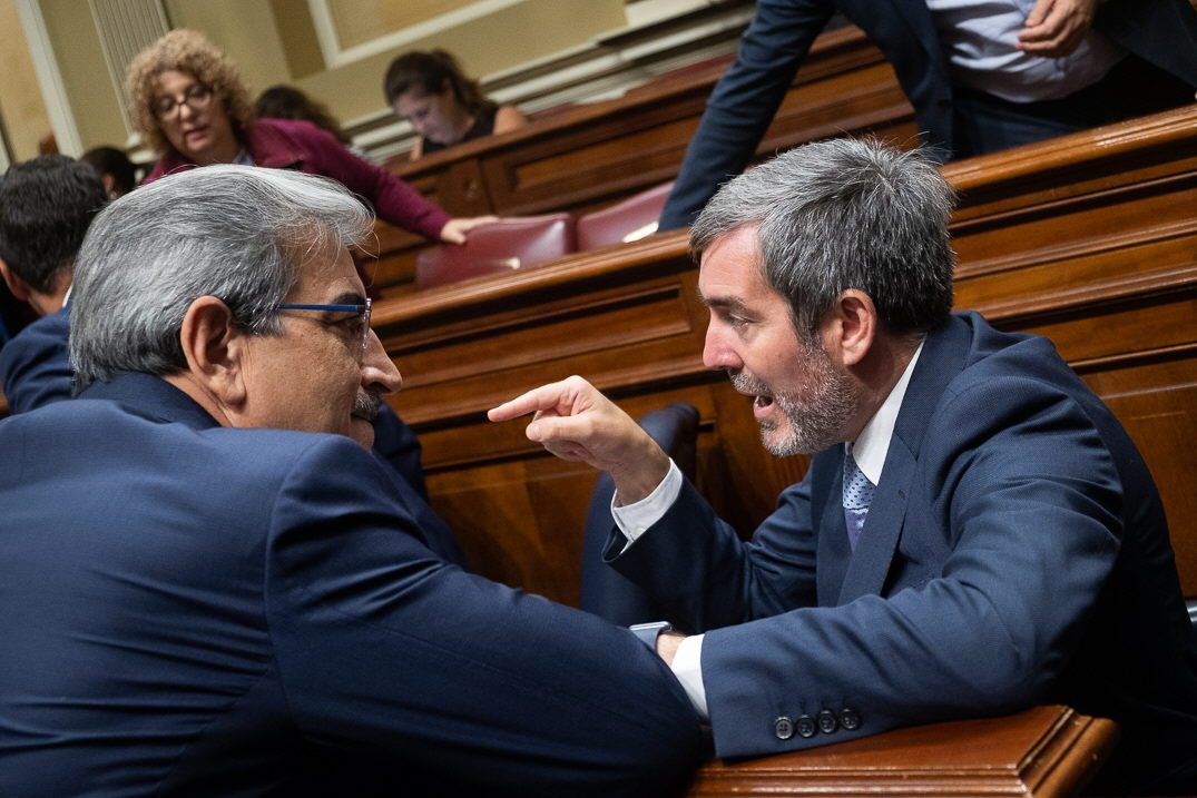 El portavoz parlamentario de Nueva Canarias, Román Rodríguez, conversa con el presidente del Gobierno regional, Fernando Clavijo. Fran Pallero