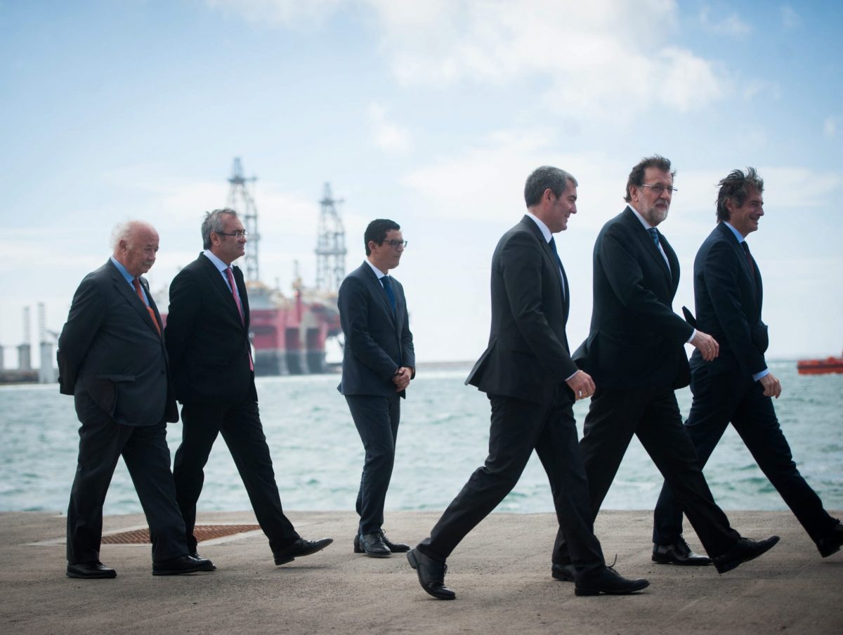 Mariano Rajoy, Íñigo de la Serna y Fernando Clavijo, junto a otras autoridades el día de la inauguración. / Fran Pallero