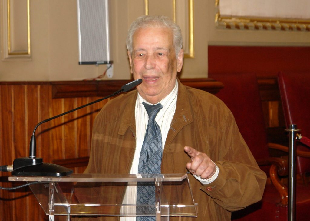 Gilberto Alemán, autor del libro El Carnaval. La fiesta prohibida, cuya portada se puede ver a la izquierda. / DA