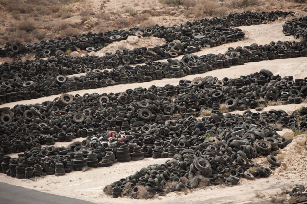 Apilamiento de neumáticos usados en el Complejo Ambiental de Tenerife (antes Pirs), en el municipio de Arico.