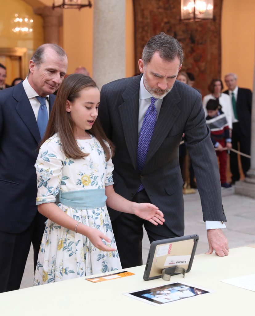 Felipe VI se interesa por el trabajo de Claudia Ibáñez. / Casa SM El Rey