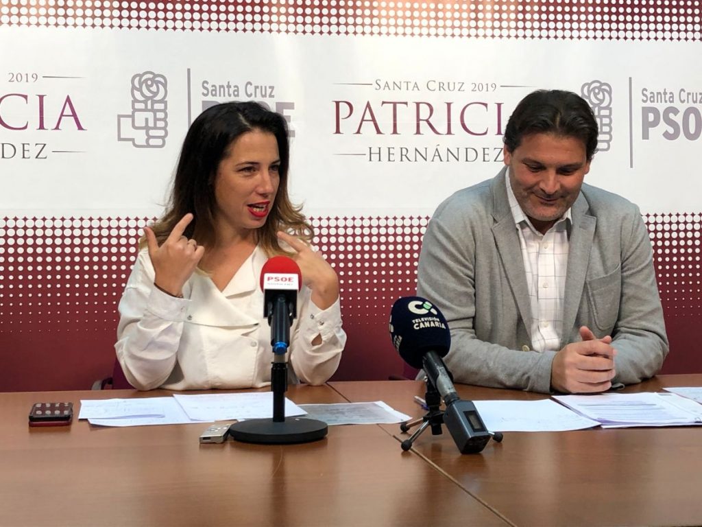 Patricia Hernández y José Ángel Martin, durante la rueda de prensa sobre el gasto extra en limpieza. / DA