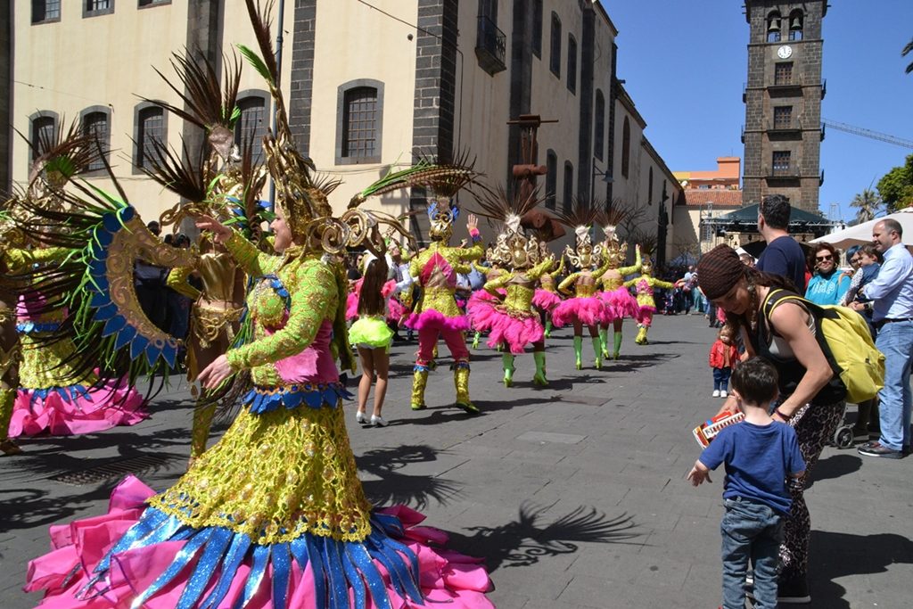 La comparsa lagunera de Los Joroperos vistió de ritmo y color las calles de La Laguna. DA