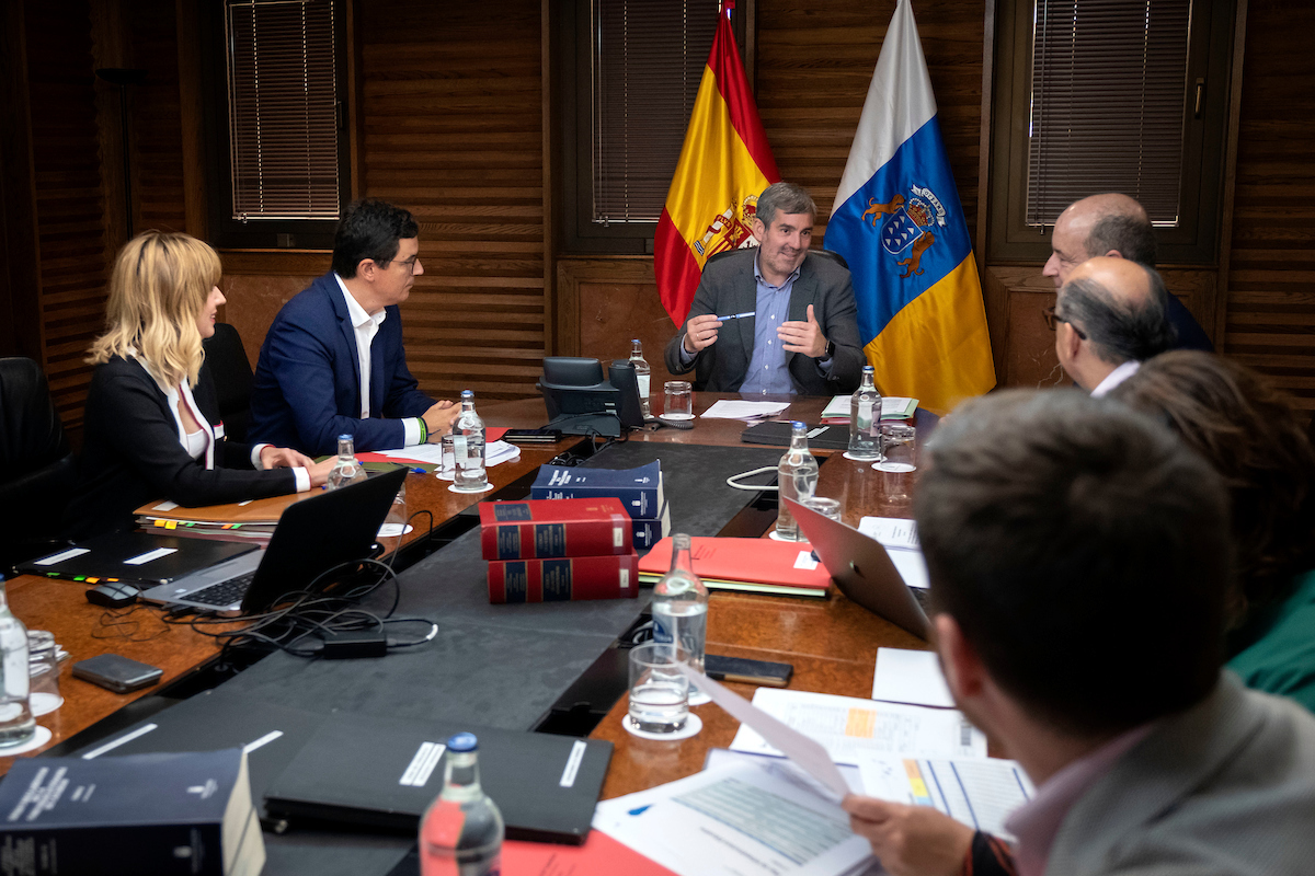 El presidente del Gobierno de Canarias, Fernando Clavijo, intercambia impresiones con su equipo al inicio de la reunión semanal. DA