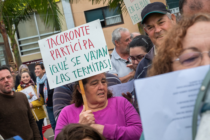 Una mujer que asistió a la concentración sostiene una pancarta mediante la cual solicita que se ponga fin a la plaga de termitas subterráneas. Fran Pallero
