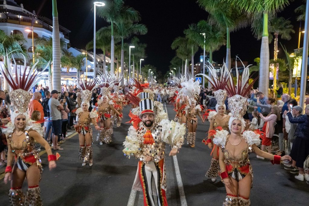 La Cabalgata del Carnaval Internacional de Los Cristianos llenó ayer de ritmo y color Playa de Las Américas. Edición Sur C. A.