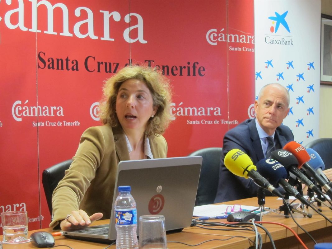 La directora de la Cámara de Comercio, Lola Pérez, y el presidente de la institución, Santiago Sesé, durante la presentación del Boletín. / DA
