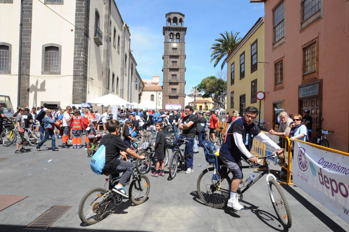 Celebración de una fiesta de la bicicleta en el centro de La Laguna. / DA