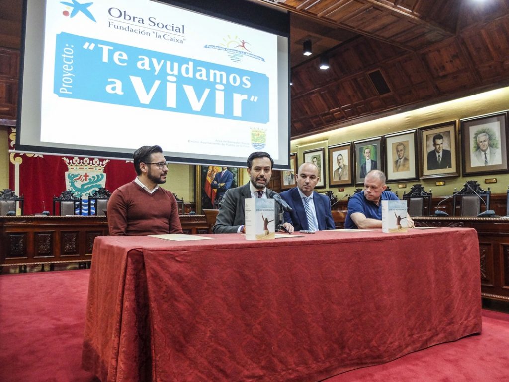 La presentación del proyecto Te ayudamos a vivir tuvo lugar ayer en el salón de plenos del Ayuntamiento. DA