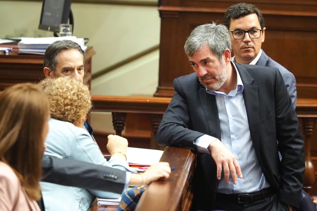 El presidente de Canarias, Fernando Clavijo, conversa con dirigentes de su partido en un reciente pleno parlamentario. Sergio Méndez